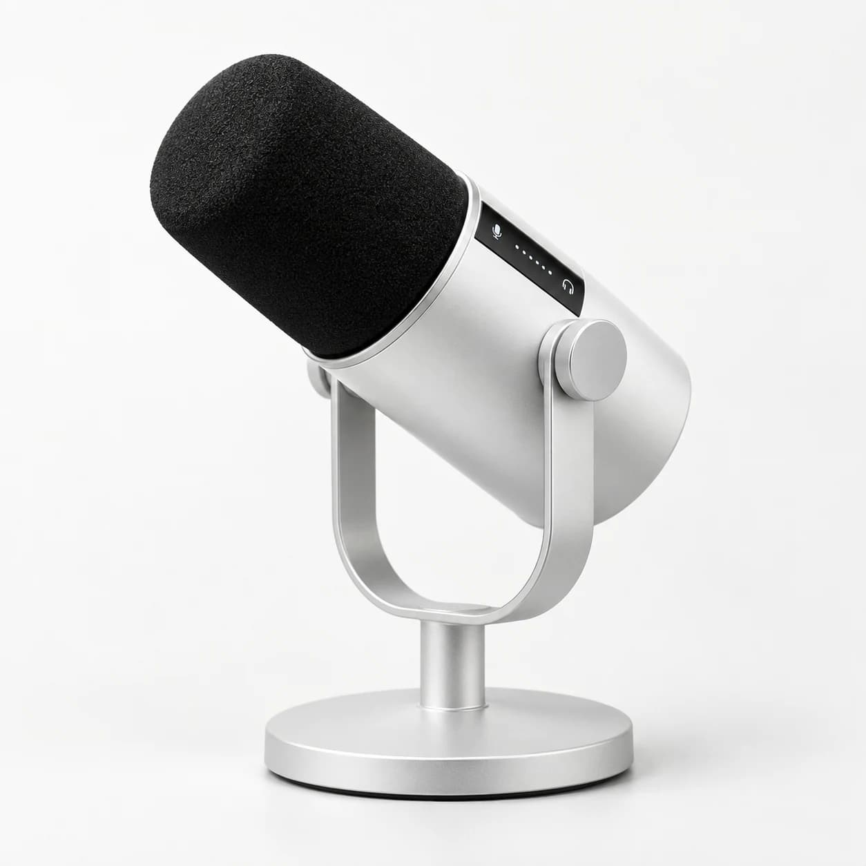 Shure MV7+ em foto de produto sobre fundo neutro